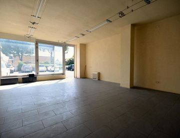 Stanza - Locale commerciale in Vendita in Via delle Ville Prima 55100 a Lucca