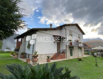 Facciata - Villa in Vendita in Via San Giuseppe Vecchio 49 a Massa