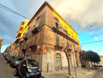 Foto 1 di 38 - Casa bifamiliare, trifamiliare in Vendita in Piazza Carmine 3 a Ragusa