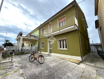 Facciata - Quadrilocale in Vendita in Via Ciceruacchio 11 a Ravenna