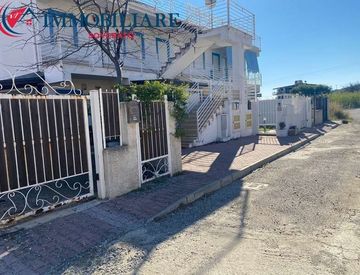 Foto 1 di 13 - Bilocale in Vendita in Via Gaetano Donizetti a San Sostene