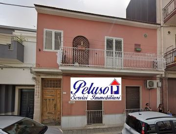 Foto 1 di 18 - Casa indipendente in Vendita in Via Roma a Comiso
