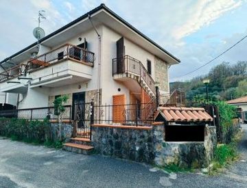 Facciata - Trilocale in Vendita a Santa Marina