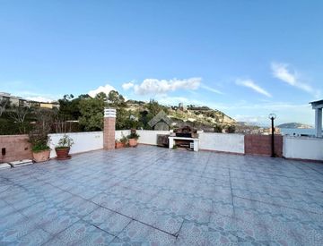 Terrazza - Trilocale in Vendita in Via Ortodonico 21 a Pozzuoli