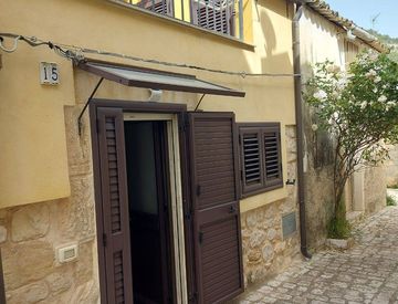 Foto 1 di 14 - Casa indipendente in Vendita in Via Piedigrotta 15 a Scicli