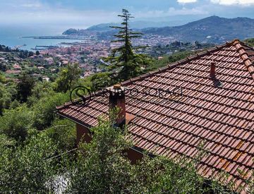Foto 1 di 4 - Casa bifamiliare, trifamiliare in Vendita in Via Diano Calderina a Imperia