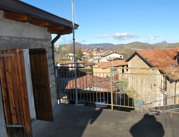Terrazza - Appartamento in Vendita in Piazza Martiri di Cervarolo 21 a Villa Minozzo