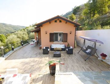 Foto 1 di 17 - Villa in Vendita a Dolceacqua