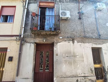 Foto 1 di 13 - Casa indipendente in Vendita in Via Ciappazzi 42 a Castroreale