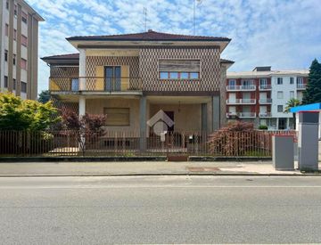 Foto 1 di 22 - Casa bifamiliare, trifamiliare in Vendita a Santhià