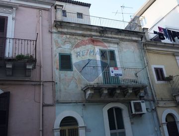 Foto 1 di 20 - Casa bifamiliare, trifamiliare in Vendita in Via Giovanni Meli 7 a Ragusa