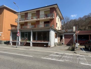 Foto 1 di 22 - Casa bifamiliare, trifamiliare in Vendita in Viale Varallo 156 a Borgosesia
