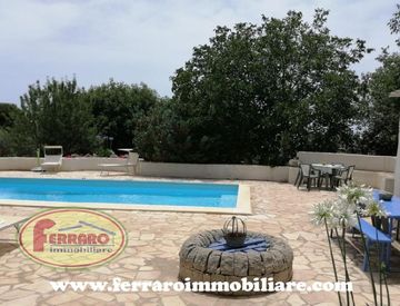 Piscina - Casa indipendente in Vendita in Contrada CONSERVATORE a Ragusa