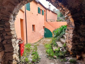 Foto 1 di 28 - Casa bifamiliare, trifamiliare in Vendita in zona Centro a Diano Arentino