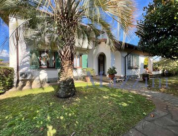 Facciata - Villa in Vendita in Via Trento a Forte dei Marmi