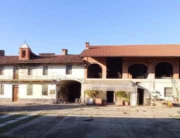 Foto 1 di 55 - Rustico, casale in Vendita in Via Torino 70 a Crescentino
