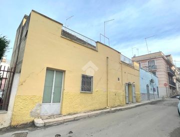 Foto 1 di 14 - Casa indipendente in Vendita in Via Giuseppe Parini 38 a Canosa di Puglia