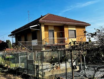 Foto 1 di 12 - Casa indipendente in Vendita in Via Belvedere 13 a Santhià