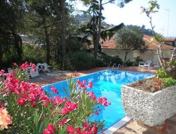 Piscina - Monolocale in Vendita in Via Bra 11 a Bordighera