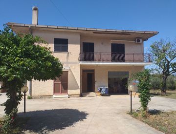 Facciata - Casa indipendente in Vendita in Via Dante Alighieri a Cisterna di Latina