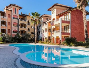 Piscina - Trilocale in Vendita in Via Lungolago Giuseppe Zanardelli 32 a Toscolano-Maderno