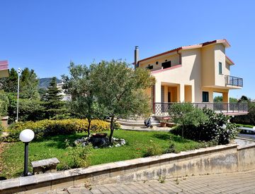Foto 1 di 29 - Casa bifamiliare, trifamiliare in Vendita in Via Gioacchino Murat 20 a Montepaone