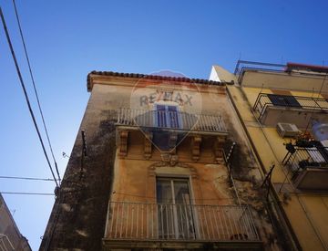 Foto 1 di 31 - Casa bifamiliare, trifamiliare in Vendita in Via Giuseppe Garibaldi 114 a Ragusa
