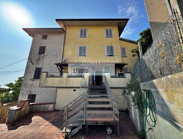 Facciata - Casa bifamiliare, trifamiliare in Vendita in Via Rebuto a Pietrasanta