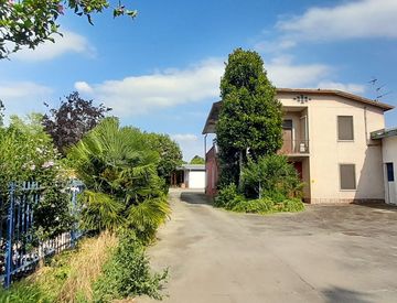 Facciata - Capannone in Vendita in zona Centro a Pieve Porto Morone
