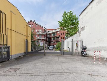 Vista - Box/posto auto in Vendita in Via Pietro di Pietramellara 12 a Milano