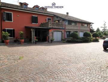 Villa in Vendita in Via San Michele Campagna a Fidenza 700mq