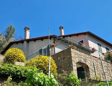 Foto 1 di 37 - Villa in Vendita a Apricale