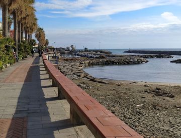 Foto 1 di 6 - Bilocale in Vendita in Via Giardino a Riva Ligure