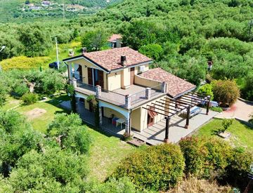 Foto 1 di 77 - Villa in Vendita in bricui 12 a Imperia