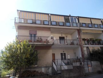 Piscina - Trilocale in Vendita in Viale della Resistenza 47 a Castrolibero