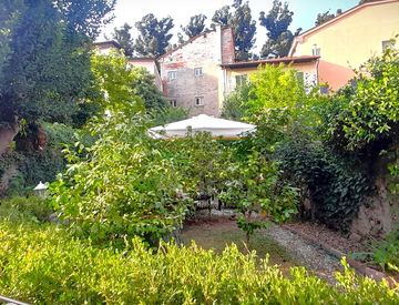Foto 1 di 28 - Bed & Breakfast in Vendita in Via Fillungo a Lucca
