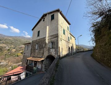 Foto 1 di 24 - Trilocale in Vendita in Via San Sebastiano a Ceriana