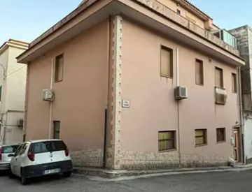 Foto 1 di 6 - Casa indipendente in Vendita in Via Marche a Modica