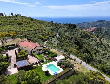 Piscina - Quadrilocale in Vendita in Regione Poggi 8 a Civezza