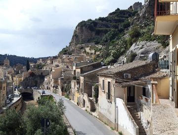 Foto 1 di 21 - Quadrilocale in Vendita in Via Guadagna a Scicli