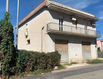 Facciata - Casa indipendente in Vendita in Via Carlo Peroni a Cisterna di Latina