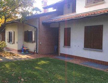 Villa in Vendita in Via Dante Alighieri 13 a Grezzago 582mq