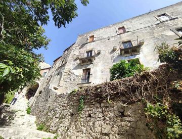 Foto 1 di 40 - Casa bifamiliare, trifamiliare in Vendita in zona Centro a Ragusa