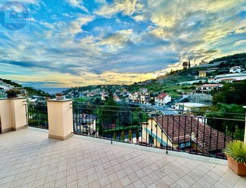 Terrazza - Casa bifamiliare, trifamiliare in Vendita in Via Giovanni Pascoli a Sanremo