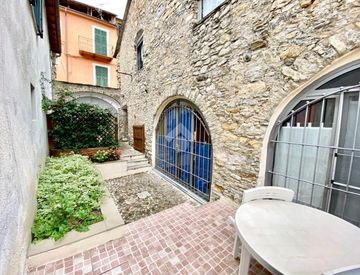 Foto 1 di 19 - Casa bifamiliare, trifamiliare in Vendita in Via G. Garibaldi 72 a Pontedassio