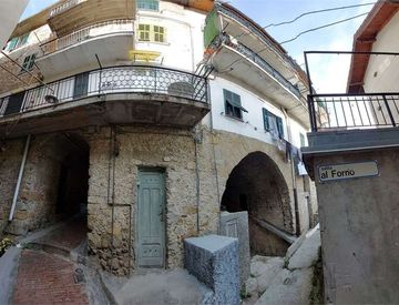Foto 1 di 18 - Bilocale in Vendita in Salita al Forno 10 a Ventimiglia