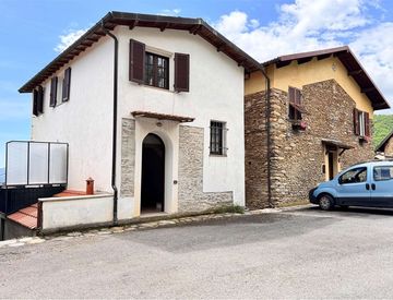 Foto 1 di 35 - Casa indipendente in Vendita in Piazza dell'Assunta a Pieve di Teco
