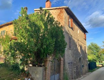 Foto 1 di 14 - Casa bifamiliare, trifamiliare in Vendita in Frazione Pian San Martino 78 a Todi