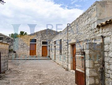 Foto 1 di 45 - Rustico, casale in Vendita in Via Nazionale Modica Ispica 1 a Modica