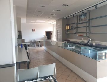 Foto 1 di 50 - Locale commerciale in Affitto in Via Flaminia 183 a Rimini